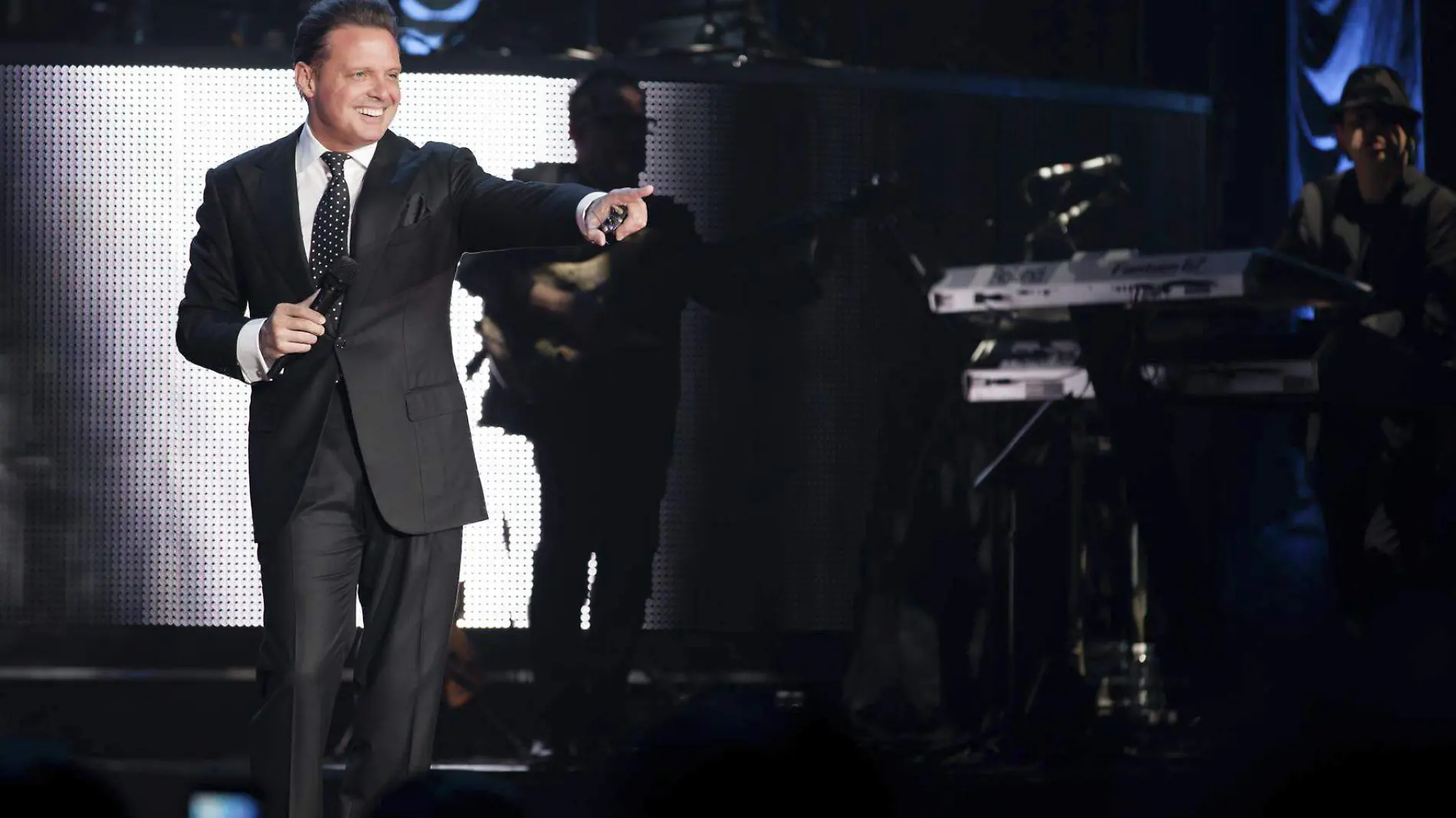 LUIS MIGUEL PORTADA